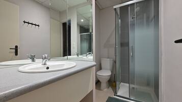 Een douche, handdoeken