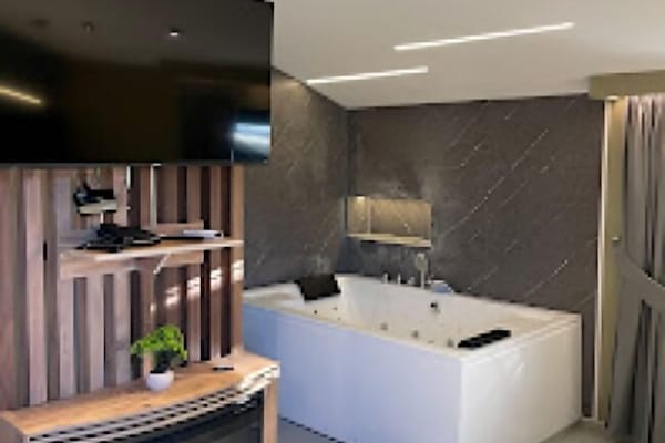 Deluxe-Suite, Balkon, Bergblick | Whirlwanne