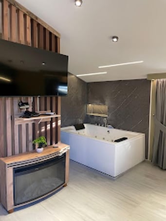 Deluxe Suite, Balcony, Mountain View | Jetted tub. Hotel Dion