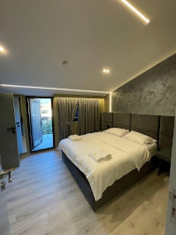 ห้องคอมฟอร์ทดับเบิล, ระเบียง, วิวภูเขา | ตู้นิรภัยในห้องพัก, พื้นที่ทำงานแบบใช้แล็ปท็อป, ห้องเก็บเสียง
