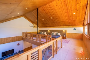 Superior Quadruple Room (with attic and valley view) | Free WiFi - Zostel Kasol (Kasol)