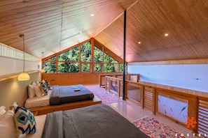 Superior Quadruple Room (with attic and valley view) | Free WiFi - Zostel Kasol (Kasol)