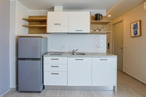 アパートメント バルコニー マウンテンビュー | 専用簡易キッチン | 大型冷蔵庫、電子レンジ、コンロ、電気ポット