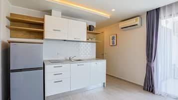 Appartement, balcon, vue montagne | Coin cuisine privé | Grand réfrigérateur, micro-ondes, plaque de cuisson
