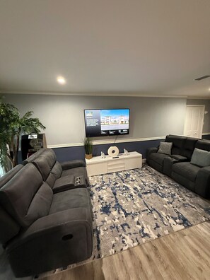 Smart TV - 4 King Suite home spacious fun Beach home retreat (Daytona Beach)