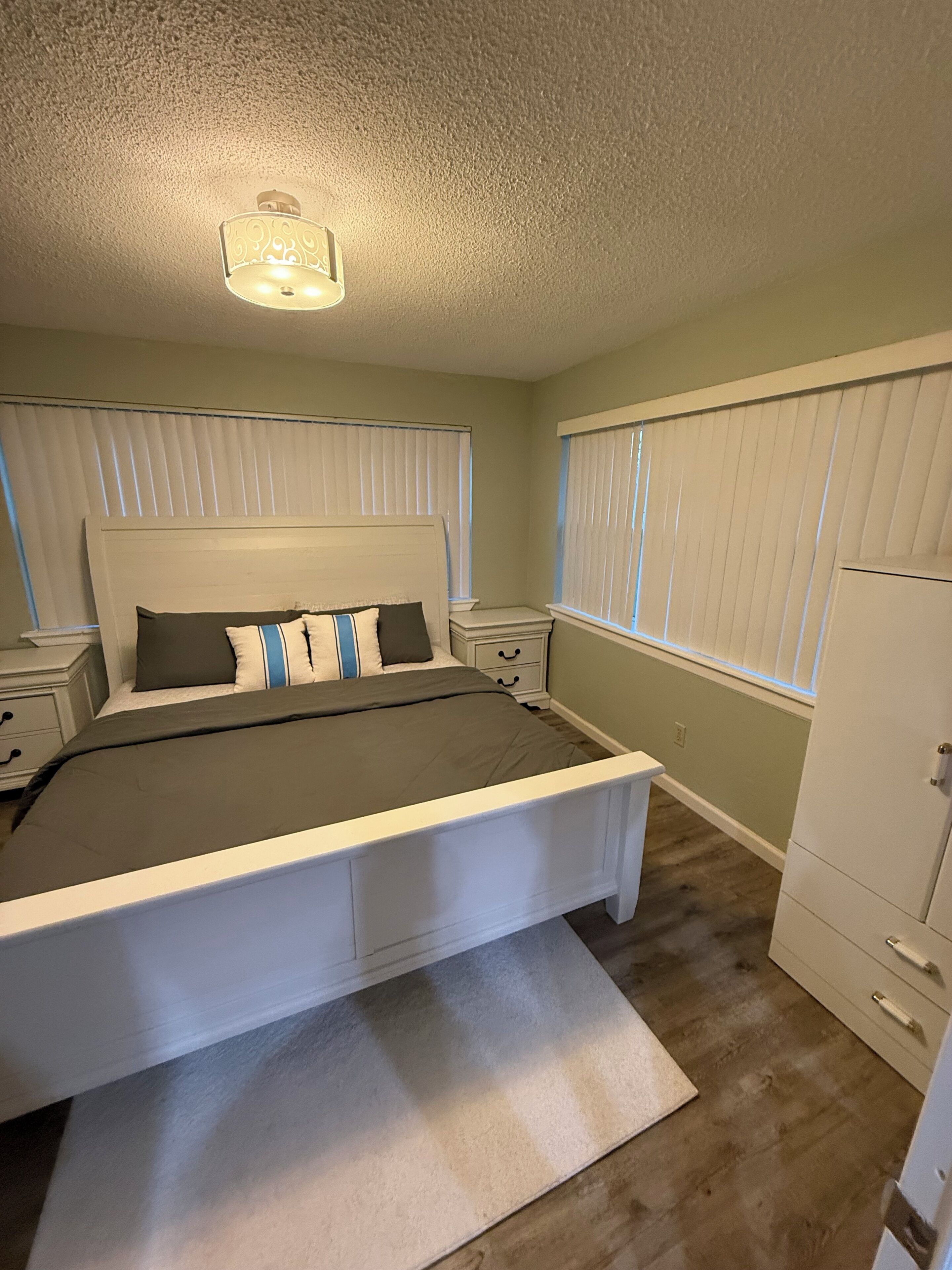 4 habitaciones, tabla de planchar con plancha y cuna de viaje 