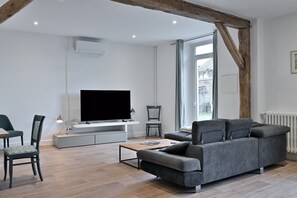 Living area - Room 'Chambre 7' with Shared Terrace, Wi-Fi and Air Conditioning (Salies-du-Salat)