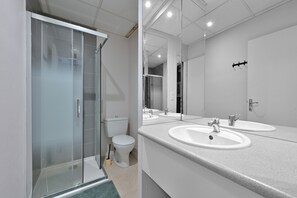 Shower, towels - Room 'Chambre 7' with Shared Terrace, Wi-Fi and Air Conditioning (Salies-du-Salat)