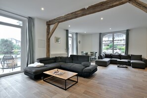 Living area - Room 'Chambre 7' with Shared Terrace, Wi-Fi and Air Conditioning (Salies-du-Salat)