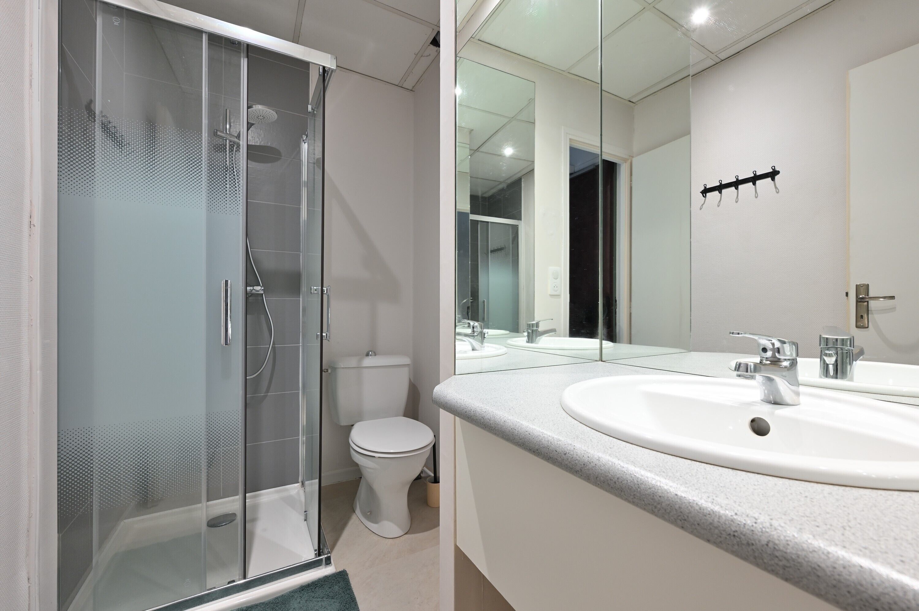 Shower, towels