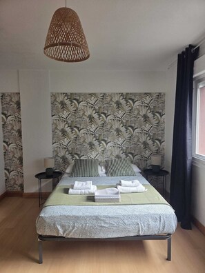 1 habitación, tabla de planchar con plancha, wifi y ropa de cama