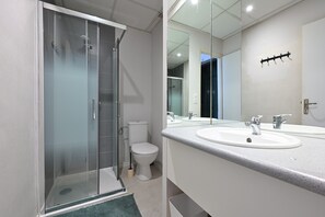 Shower, towels - Room 'Chambre 7' with Shared Terrace, Wi-Fi and Air Conditioning (Salies-du-Salat)