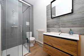 Douche, serviettes fournies