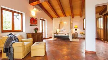 4 bedrooms, iron/ironing board, travel crib, free WiFi