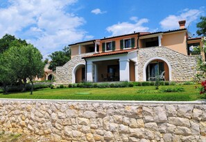 Exterior - Villa Marina, Spacious 4 Bedroom Villa with Access to Two Shared Pools (Koromačno)