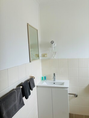 Bathroom - Wee Waa Motel (Wee Waa)