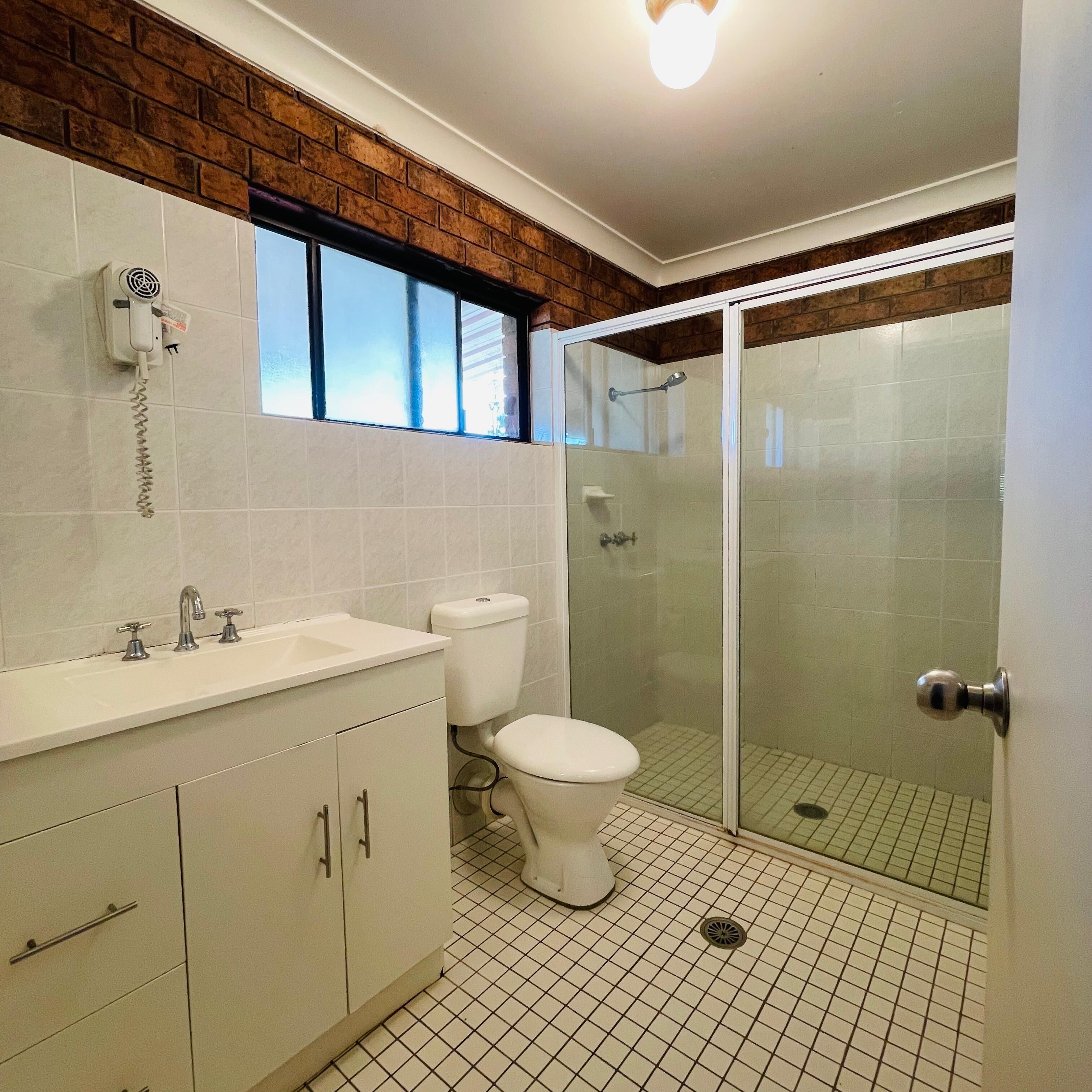 Escritorio, espacio para trabajar con laptop y cortinas blackout 