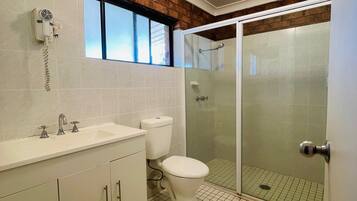 Comfort Twin Room | Desk, laptop workspace, blackout drapes, soundproofing