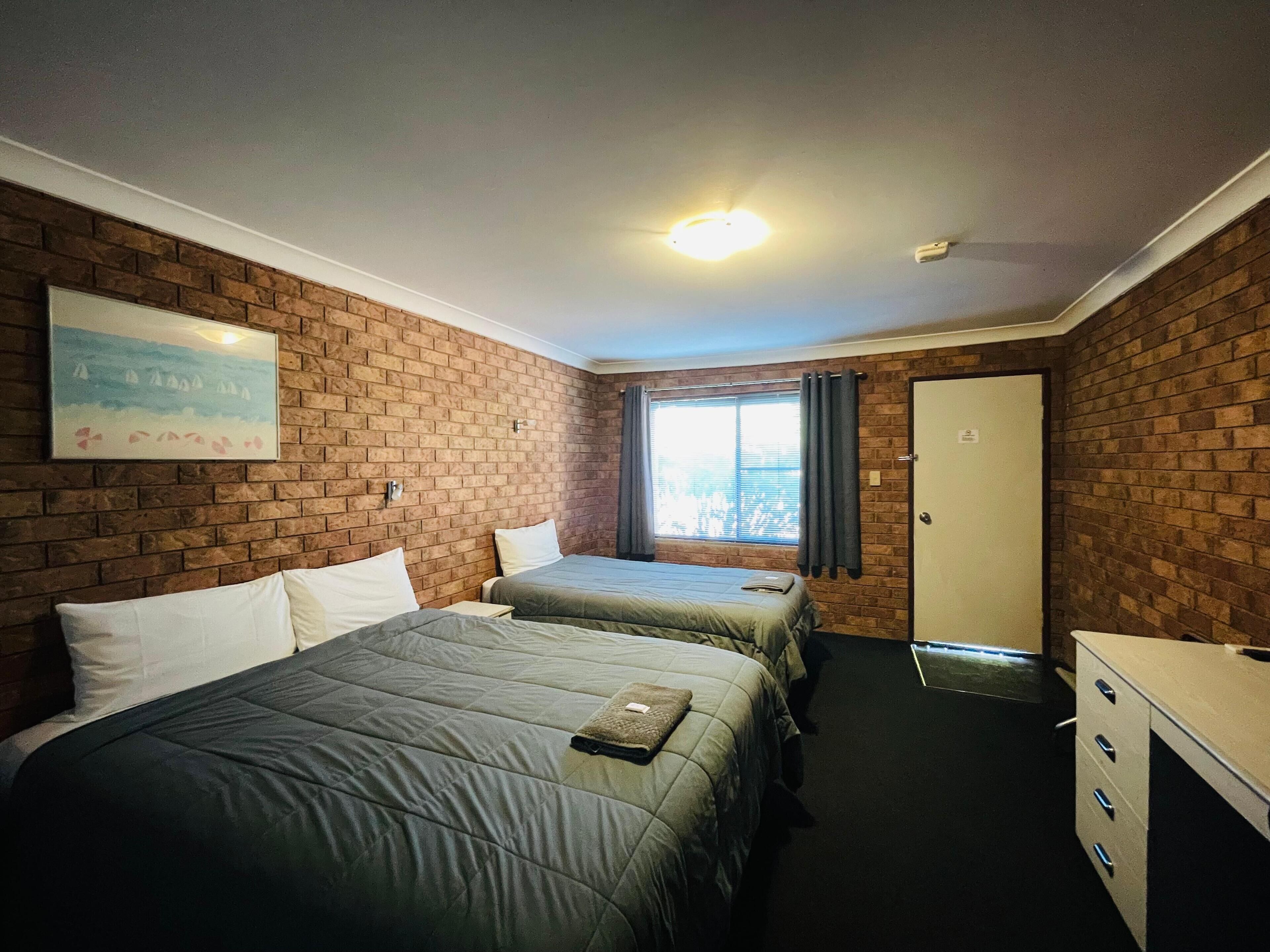 Escritorio, espacio para trabajar con laptop y cortinas blackout 