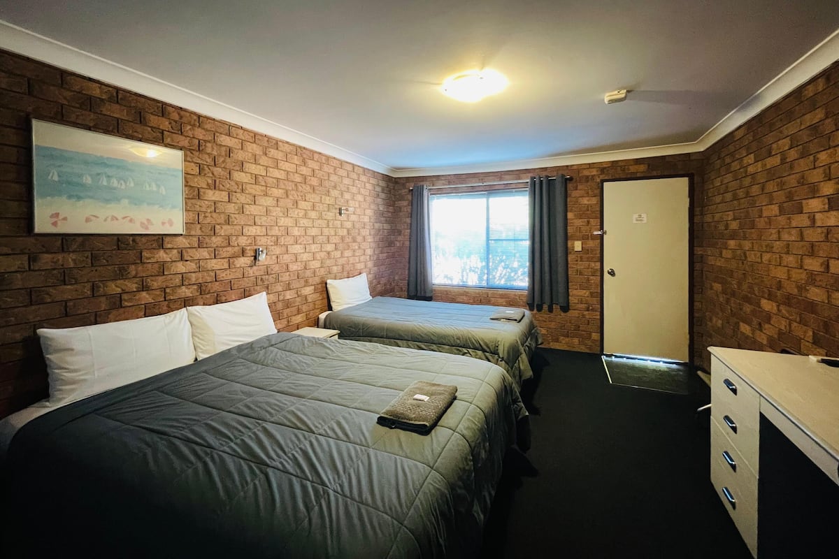 Habitación Confort con 2 camas individuales | Escritorio, espacio para trabajar con un portátil, cortinas opacas