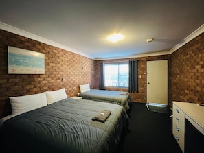 Habitación Confort con 2 camas individuales | Escritorio, espacio para trabajar con un portátil, cortinas opacas