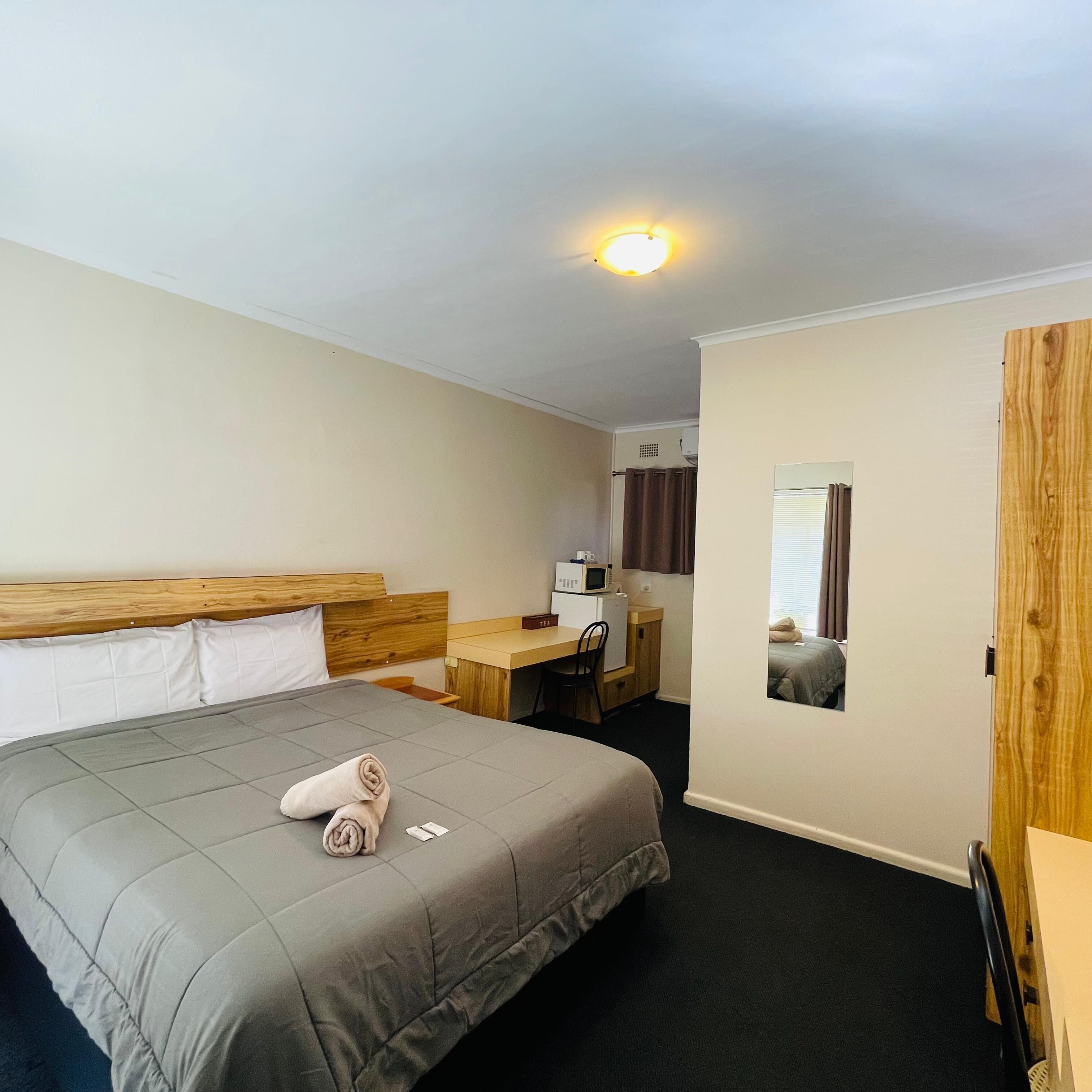 Kahden hengen deluxe-huone | Työpöytä, kannettavalle tietokoneelle sopiva työtila, pimennysverhot