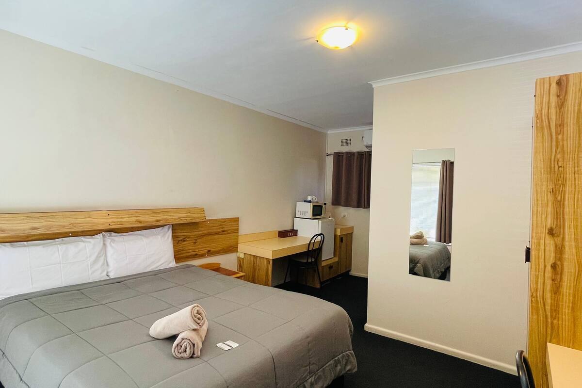 Deluxe Double Room | Desk, laptop workspace, blackout drapes, soundproofing