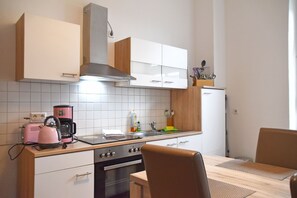 Kühlschrank, Ofen, Geschirrspüler, Wasserkocher mit Kaffee-/Teezubehör