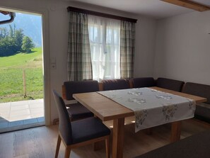 家庭獨棟房屋, 2 間臥室, 花園景觀 | 起居區 | 50-吋平面電視,提供有線頻道