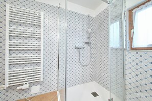 Maison familiale, 2 chambres, vue sur le jardin | Salle de bain