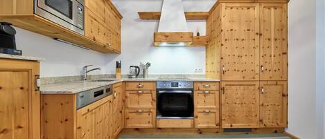 Familie huis, 2 slaapkamers, uitzicht op tuin | Privékeuken | Een koffiezetapparaat/waterkoker, een waterkoker, een broodrooster