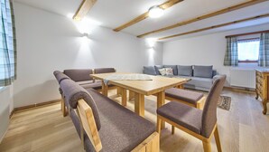 Familiehus, 2 soverom, hageutsikt | Oppholdsområde | En 50-tommers Flatskjerm-TV med kabel-kanaler