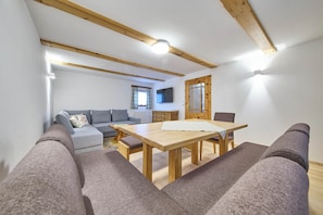 Casa familiar, 2 habitaciones, vista al jardín | Área de sala de estar | Televisión de pantalla plana de 50 pulgadas con canales por cable 