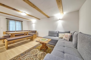 Casa familiar, 2 habitaciones, vista al jardín | Área de sala de estar | Televisión de pantalla plana de 50 pulgadas con canales por cable 