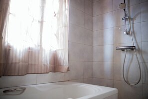 Dusche, Handtücher, Seife, Toilettenpapier