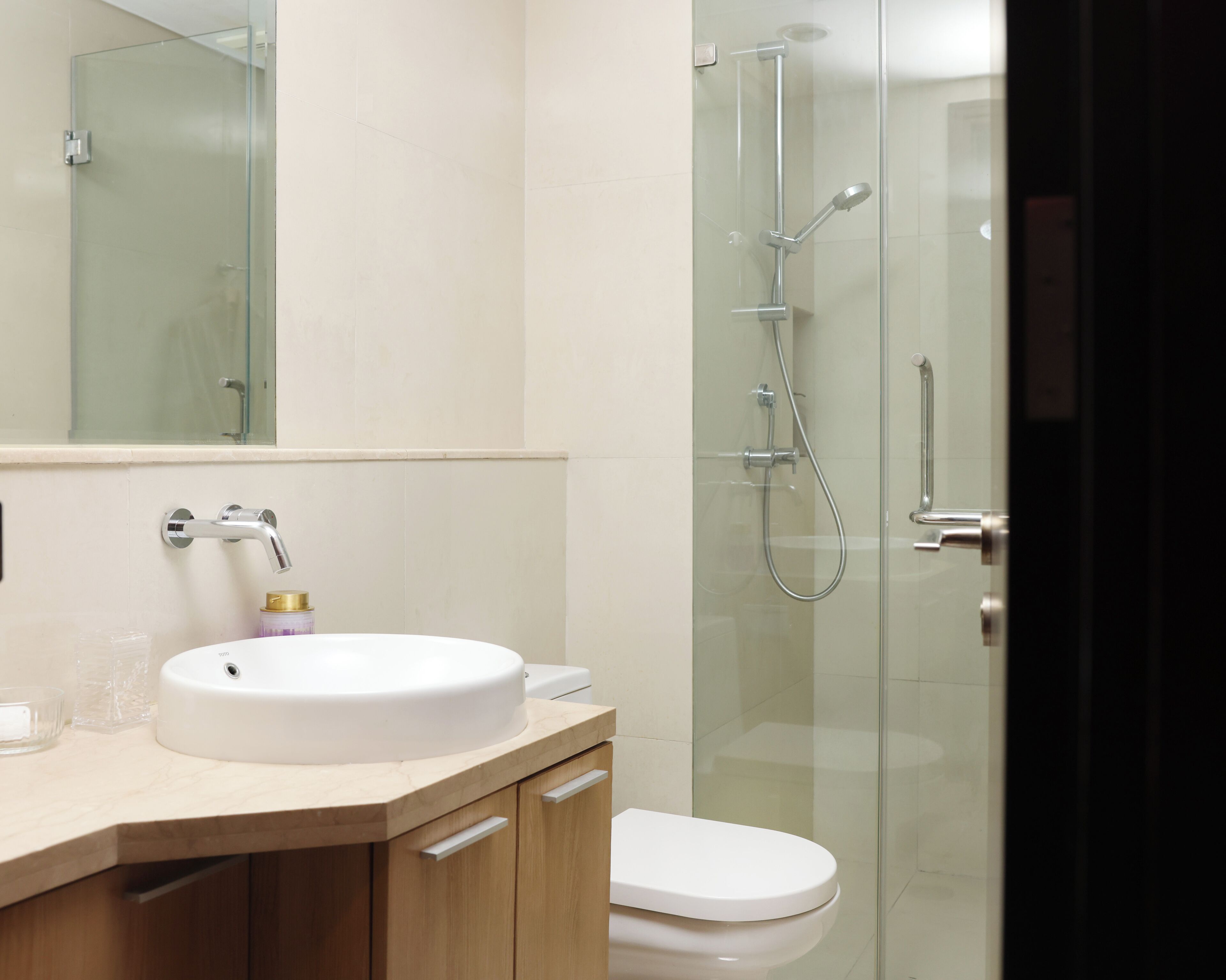 Secadora de cabello, bidet, toallas, jabón 