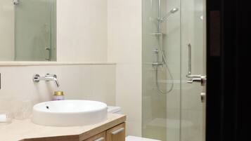 Secadora de cabello, bidet, toallas, jabón