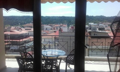 City Center Apartment With Mountain View