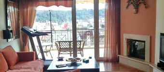 City Center Apartment With Mountain View