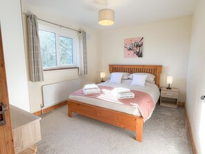 2 bedrooms, free cots/infant beds, bed sheets - Honeybee Cottage Valentia (Valentia Island)