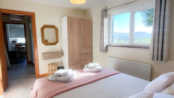 2 bedrooms, free cribs/infant beds, bed sheets