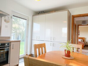 In-room dining - Honeybee Cottage Valentia (Valentia Island)