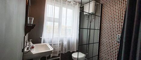 Buồng tắm vòi sen, khăn tắm