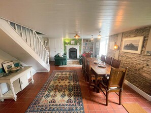 客室内のダイニングエリア