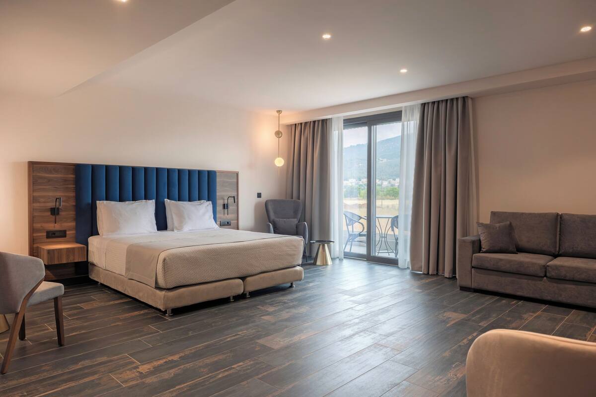 Superior Suite, Balcony, Mountain View | Egyptian cotton sheets, premium bedding, minibar, in-room safe