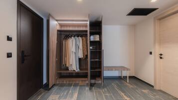 Egyptian cotton sheets, premium bedding, minibar, in-room safe