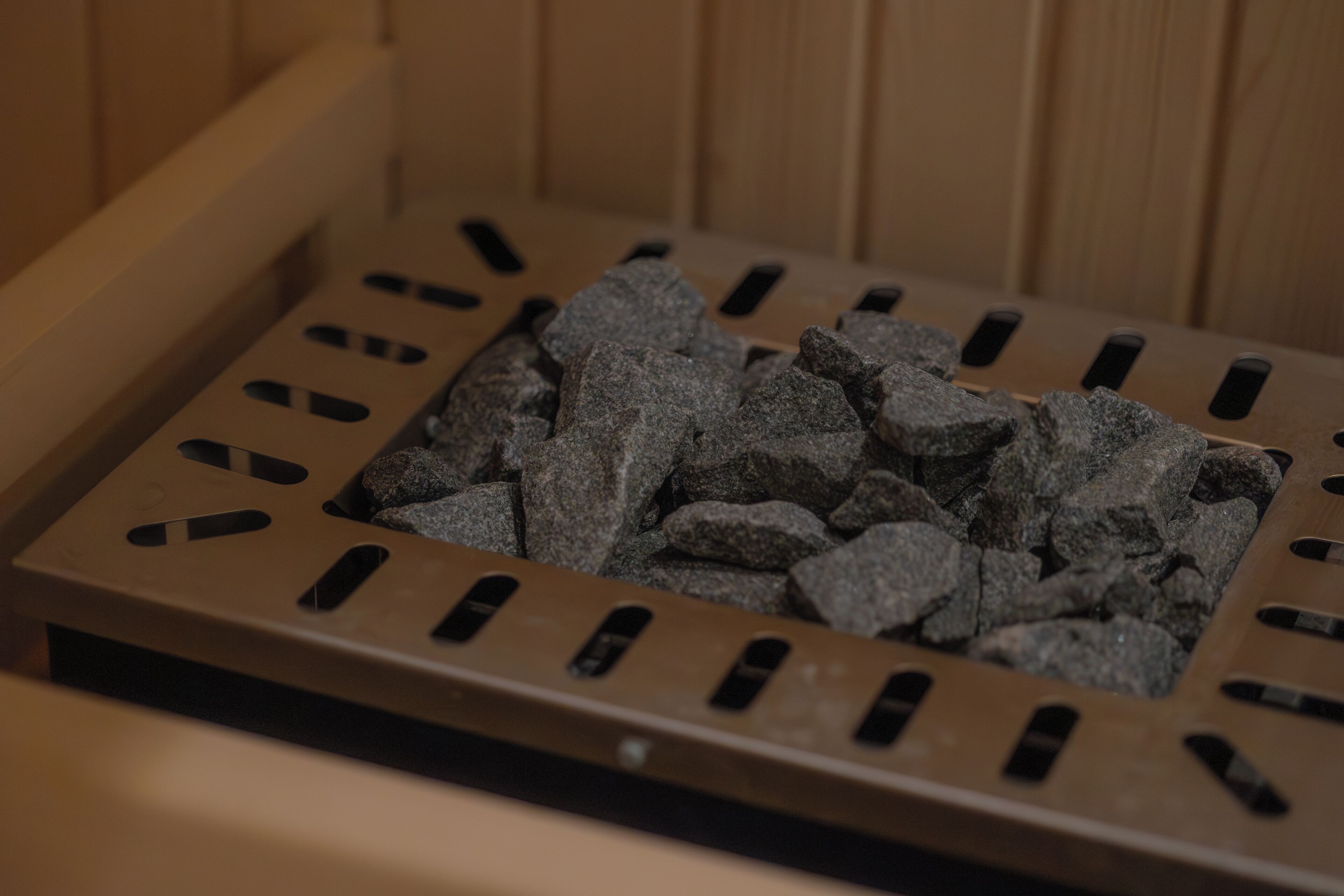 Ein Metallrost, gefüllt mit Holzkohlebriketts.
