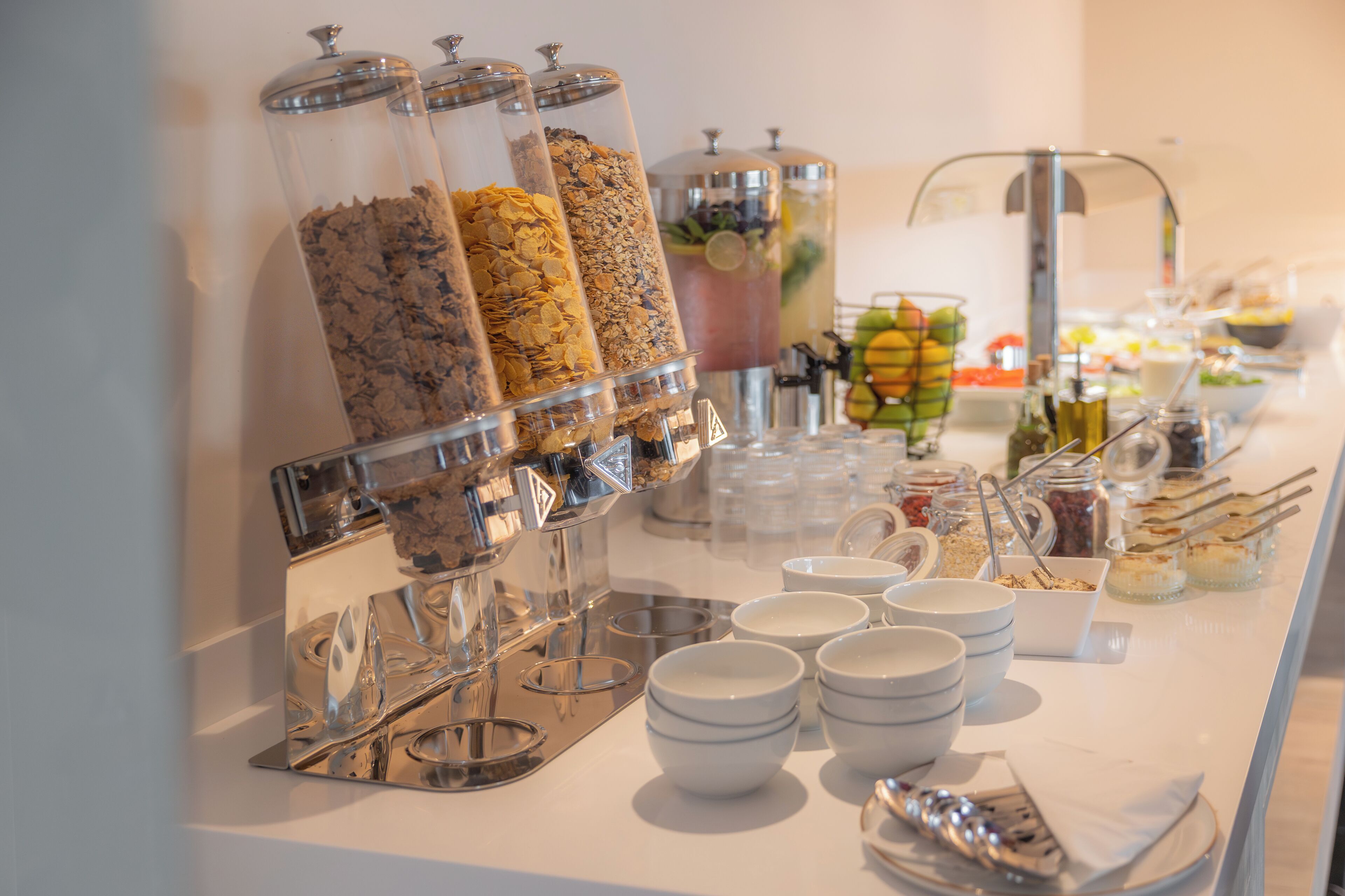 Una mesa de buffet con diversos alimentos y recipientes.