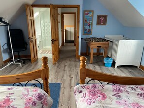 5 bedrooms, free cribs/infant beds, bed sheets