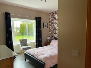 5 bedrooms, free cribs/infant beds, bed sheets